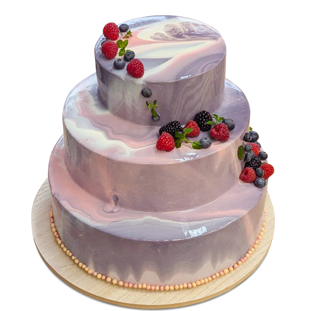 Eistorte mit Beeren, dreistöckig