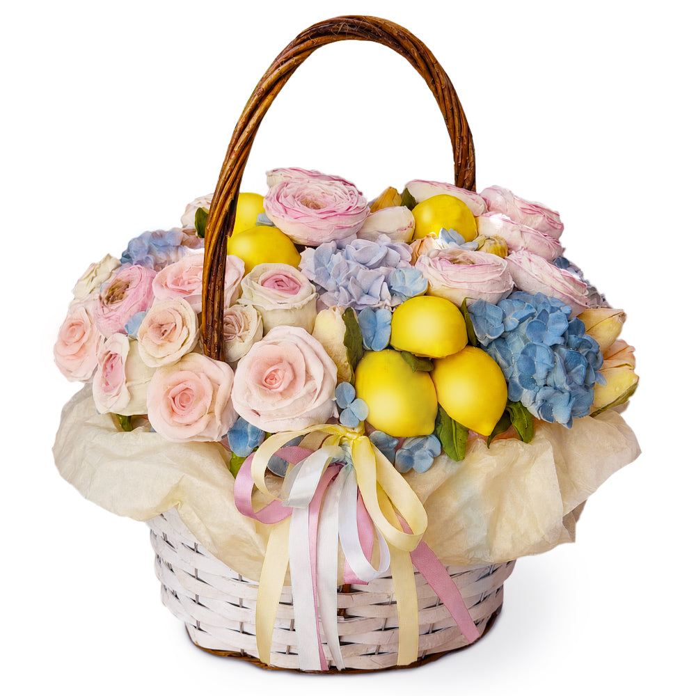 Blumenkorb mit Rosen und Zitronen